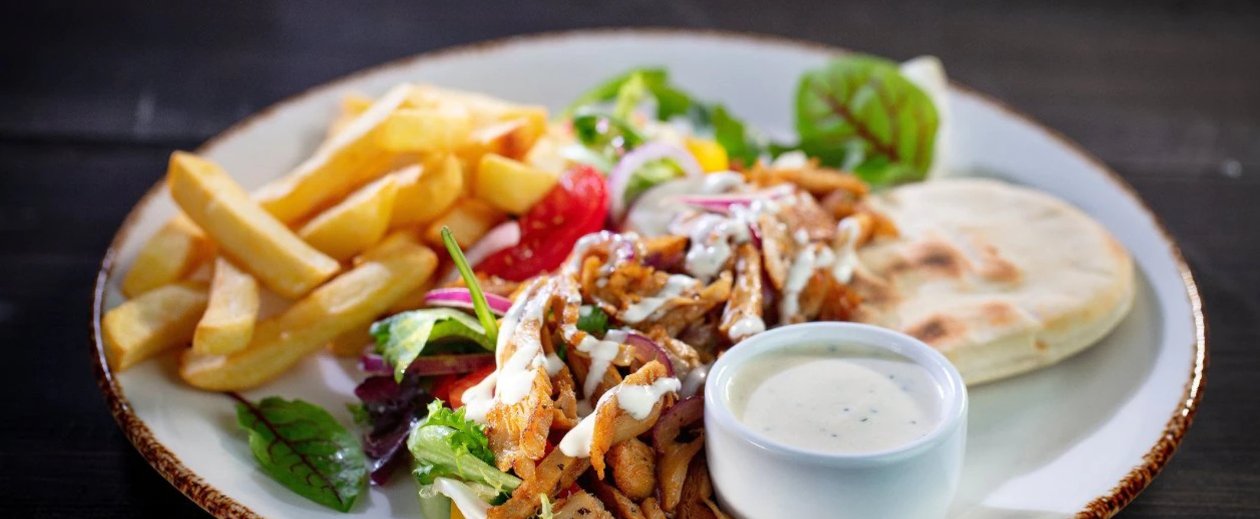 Kebabas su pita, daržovėmis, gruzdintomis bulvytėmis ir česnakiniu padažu – - Receptas