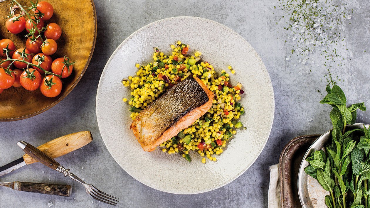 Libanietiškos salotos Tabbouleh su ant grotelių kepta lašiša – - Receptas