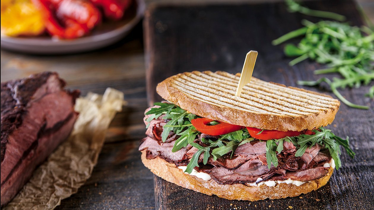 Pastrami sviestmaize ar rukolu un grilētu papriku – - Recepte
