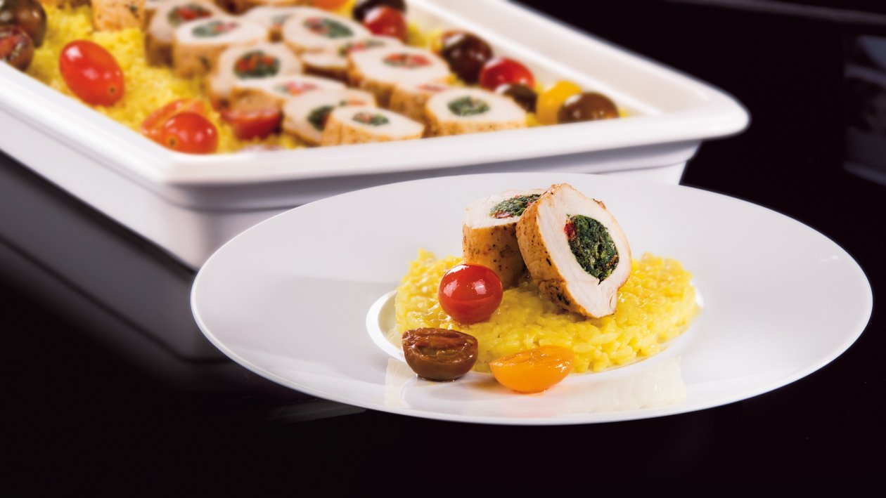 Vištiena įdaryta rikotos sūriu, kepta paprika ir špinatais, su šafraniniu rizotu – - Receptas